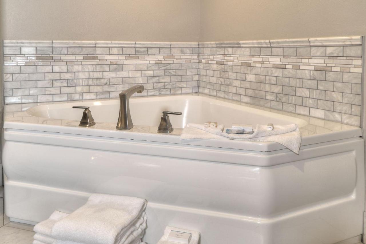 King Room Mini-Suite Jacuzzi & Fireplace