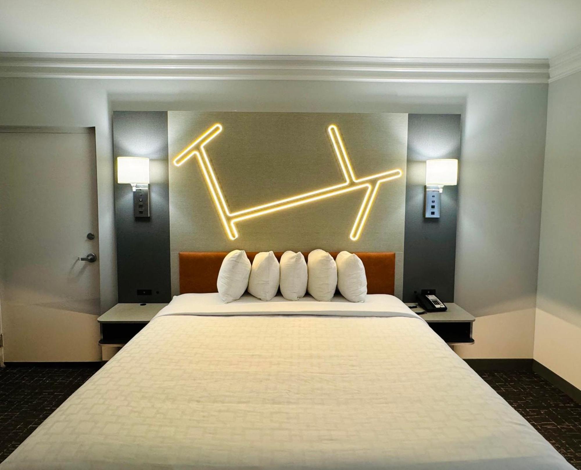 King Room with Tub and Grab Bars - Mobility/Hearing Accessible - Non-Smoking