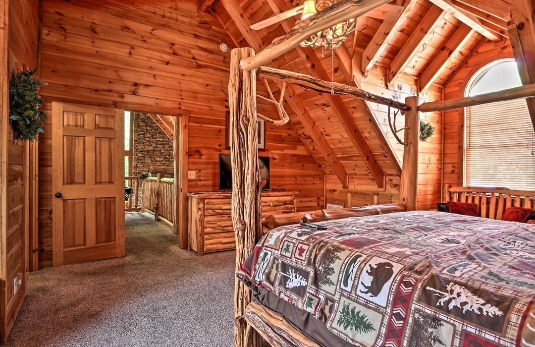 Pigeon Forge Getaway W/ Covered Patio & Hot Tub!-1