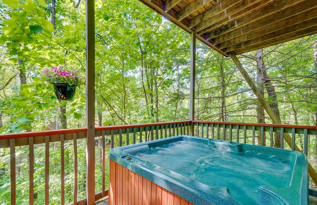 Smoky Mountain Cabin W/ Deck & Hot Tub!-1