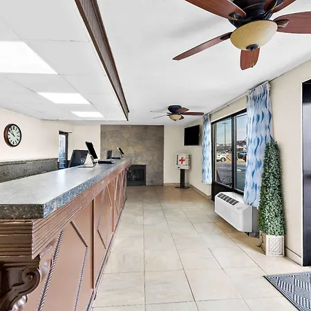 Clarion Inn & Suites Near The Leconte Center Pigeon Forge-3
